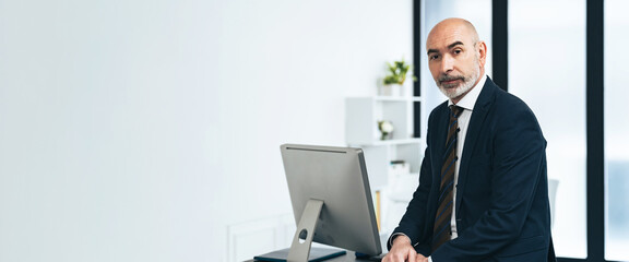 オフィスに立つ外国人ビジネスマン