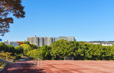 住宅地と運動場