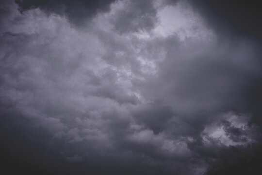 Black sky background image where it will rain