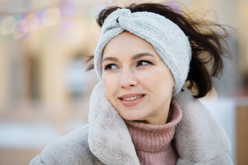 Obraz premium Portrait of a young woman in a fur coat on a winter day