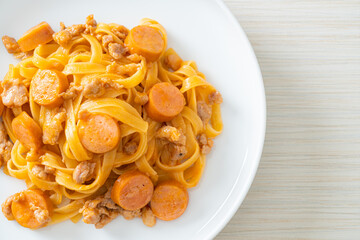 spaghetti pasta sausage and minced pork