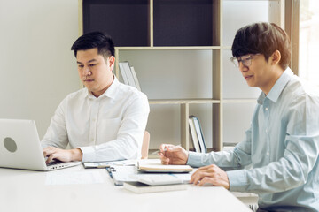 Obraz premium Businessmen working together in the office.