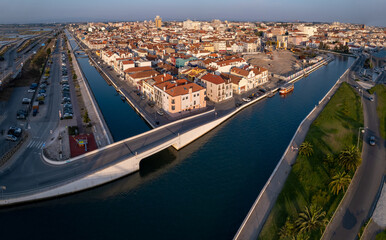Obraz premium Aveiro, its channels navigated by colorful moliceiro boats
