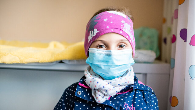 Kind mit Mundschutz im Krankenhaus