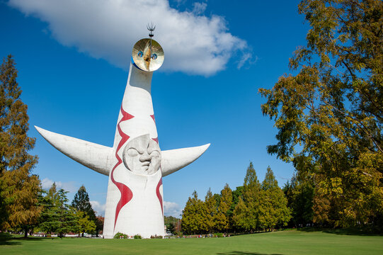 2014年11月3日に、大阪府吹田市の万博記念公園にて、快晴の青空で見る、太陽の塔。