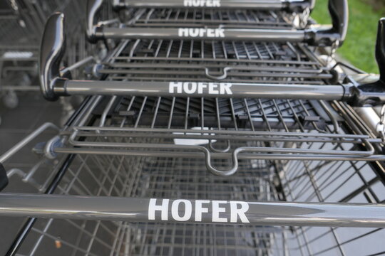 Einkaufswagen bei Hofer