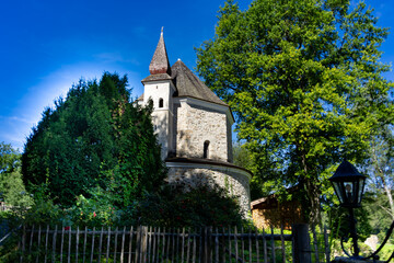 Kleine alte Kapelle in Bayern im Sommer