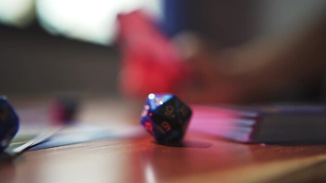 Using d20 dice as a life counter when playing trading card game