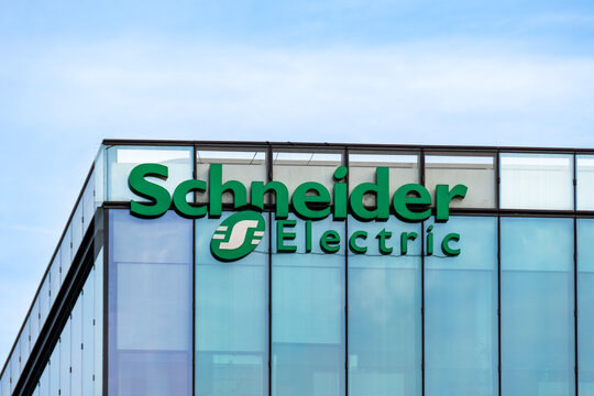 Rueil-Malmaison, France - 13 ao&ucirc;t 2023: Enseigne et logo en haut du si&egrave;ge social de Schneider Electric, multinationale fran&ccedil;aise sp&eacute;cialis&eacute;e dans l'automatisation num&eacute;rique et la gestion de l'&eacute;nergie