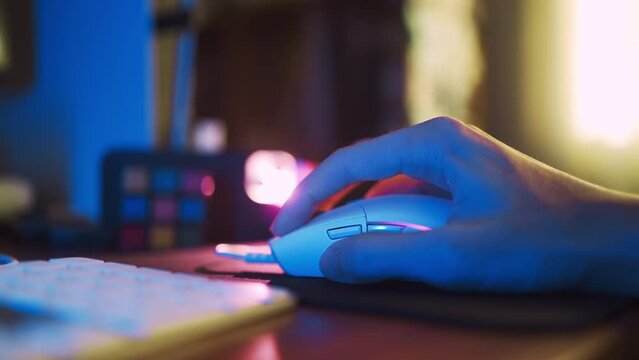 Playing computer game with gaming mouse