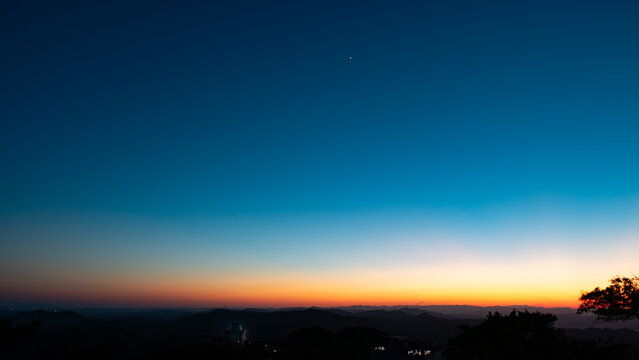 天文台と夕焼けに輝く金星