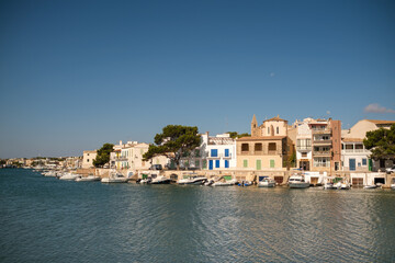 Fototapeta premium Boats near houses in coastal city