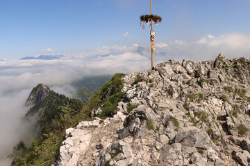Gipfelglück auf dem Schober (1328me, Salzkammergut-Berge) Blick über den Schober-Maibaum nach...