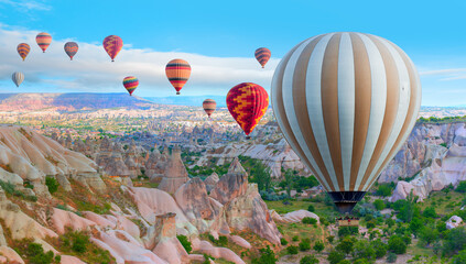 Obraz premium Hot air balloon flying over spectacular Cappadocia at dusk - Goreme, Turkey