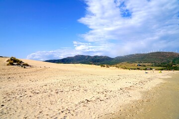 Dünen von Valdevaqueros, Sanddünen am Strand des Atlantischen Ozeans mit den Bergen Andalusiens dahinter, Costa de la Luz, Provinz Cádiz, Spanien, Reisen, Tourismus