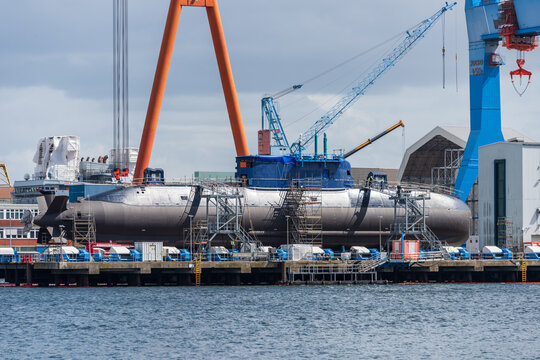Kiel, Hafenimpressionen, das derzeit modernste auf der Werft bei TKMS gebaute konventionelle Uboot f&uuml;r die Israelische Marine die Dragon kurz vor Ferigstellung auf dem Ausr&uuml;stungskai