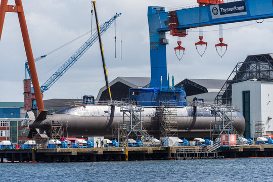 Kiel, Hafenimpressionen, das derzeit modernste auf der Werft bei TKMS gebaute konventionelle Uboot f&uuml;r die Israelische Marine die Dragon kurz vor Ferigstellung auf dem Ausr&uuml;stungskai