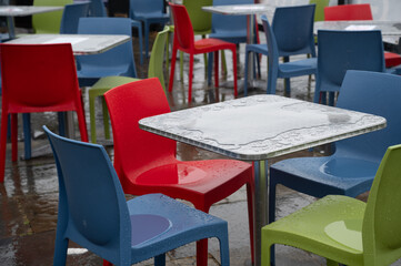 Tische und bunte Stühle im Restaurant in Fort Augustus, Schottland