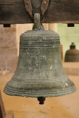 Gros-plan d'une cloche de l'abbaye de Flaran dans le Gers