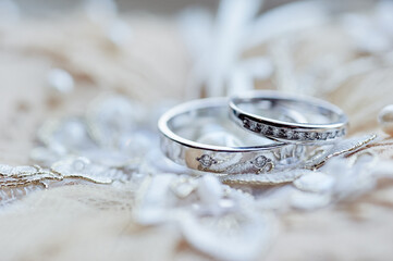 Obraz na płótnie Canvas Couple of white gold wedding rings