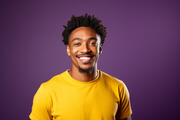 Fototapeta premium a man dressed in yellow t shirt is smiling against a background