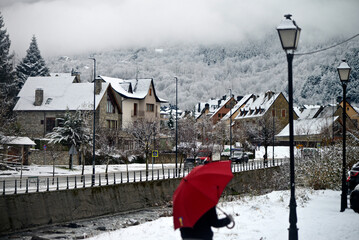 Visita al Valle de Arán, en Cataluña (España), Zona de Pirineos y uno de los grandes destinos vacacionales de invierno, con grandes cantidades de nieve y escenas de postal navideña. - obrazy, fototapety, plakaty