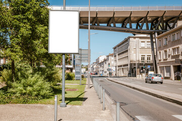 Mockup d'affiche en hauteur en ville - 120 x 176 - sucette - mock up de poster en bord de route de zone urbaine - journée ensoleillée - incrustation de pub