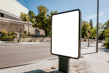 Mockup d'affiche en ville - 120 x 176 - sucette - mock up de poster en bord de route de zone urbaine - journ&eacute;e ensoleill&eacute;e - incrustation de pub