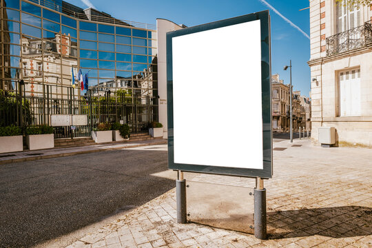 Mockup d'affiche en ville - 120 x 176 - sucette - mock up de poster en bord de route de zone urbaine - journée ensoleillée - incrustation de pub