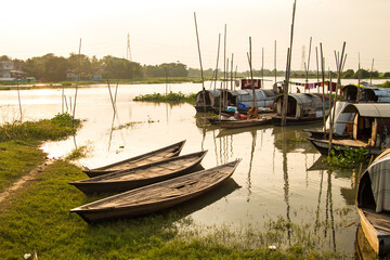 Obraz premium The Nomadic Floating Lifestyle Of Snake Charmers ‘Bede’ Community