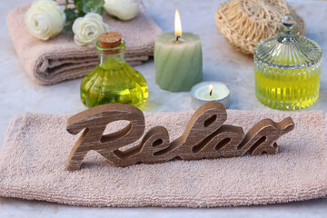 Obraz na płótnie Canvas Massage und Spa Produkte mit dem Schriftzug Relax.