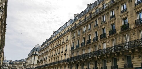 Façade d'immeuble haussmannien dans le 10e arrondissement de Paris. France Europe