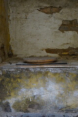 Altes Plumpsklo Klo aus dem Krieg  Trockentoilette in einem alten Haus