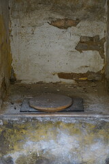 Altes Plumpsklo Klo aus dem Krieg  Trockentoilette in einem alten Haus