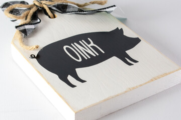 Etiqueta de madera con cerdo 