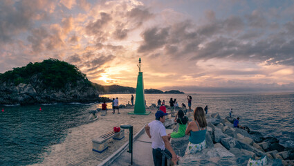 Faro en la playa al amanecer