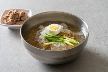 Cold noodles, spicy noodles, cold noodles, charcoal-grilled dumplings Korean food dish