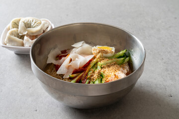 Cold noodles, spicy noodles, cold noodles, charcoal-grilled dumplings Korean food dish