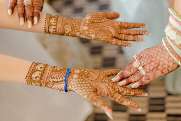 henna on hands