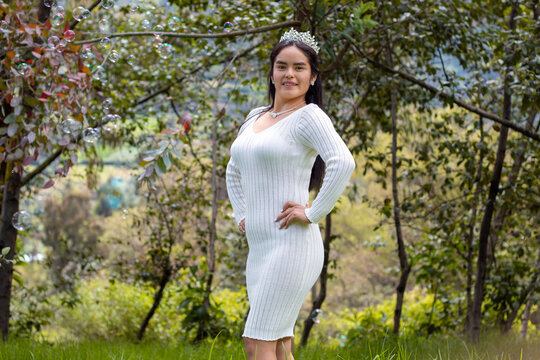 Mujer atractiva en el campo con agua de burbuja en el aire naturaleza, estilo de vida saludable