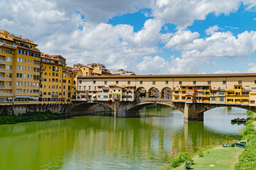 Fototapeta na wymiar Famous Ponte Vecchio over Arno River