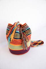 Mochila o bolso artesanal hecho en Colombia por la tribu wayuu
