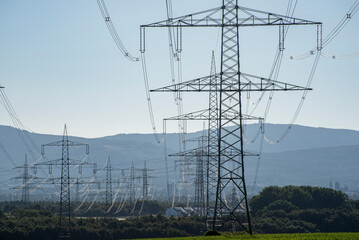 Verdichtete Teleaufnahme von Strommasten einer Stromtrasse zur Energierverteilung