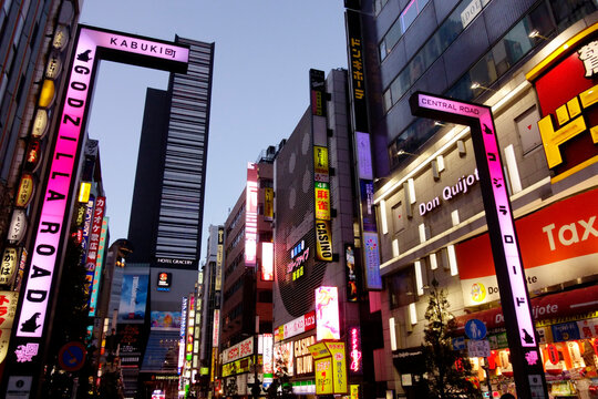 東京日本,新宿 - 2023年8月03日：世界的に有名な 東京の新宿東口、歌舞伎町、ネオンイルミネーション、雑踏な繫華街地区を歩く人々。