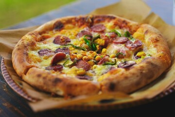 ベランダで食べるミックスピザ