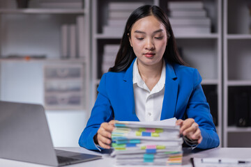 Asian business woman working late at night in office workplace. doing planning analyzing the financial report, business plan investment, finance analysis, Overtime work concept, 