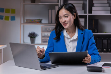 Asian business woman working late at night in office workplace. doing planning analyzing the financial report, business plan investment, finance analysis, Overtime work concept, 