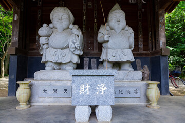 Japanese guardian statues at the traditional street in Tokyo