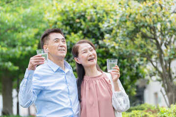 水を飲むシニア夫婦