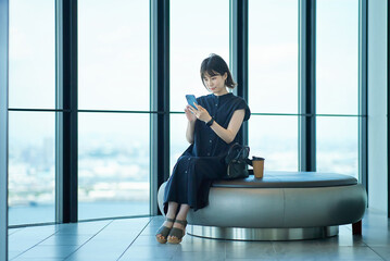 スマートフォンを手にする若い女性